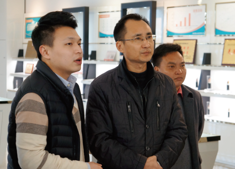安順市人大常委會副主任、平壩區委書記蘆忠于一行蒞臨固達電纜集團參觀指導工作